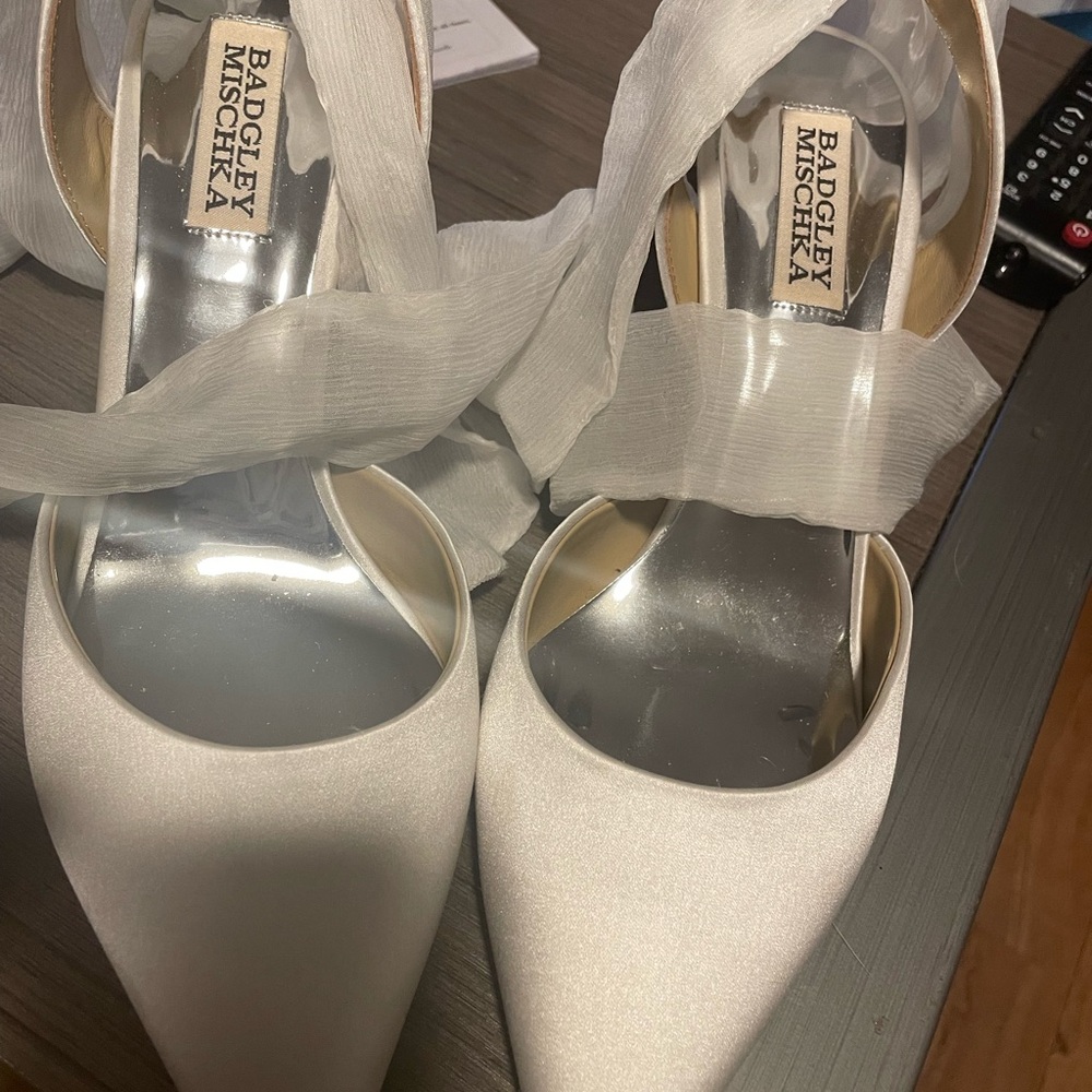 Badgley Mischka Blaze Women's White Satin Heels. Size 8